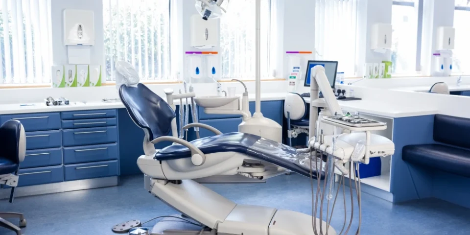 Dental Ünitlerde Yedek Parça Yönetimi ve Bakım Stratejileri ile Klinik Verimliliğini Artırma